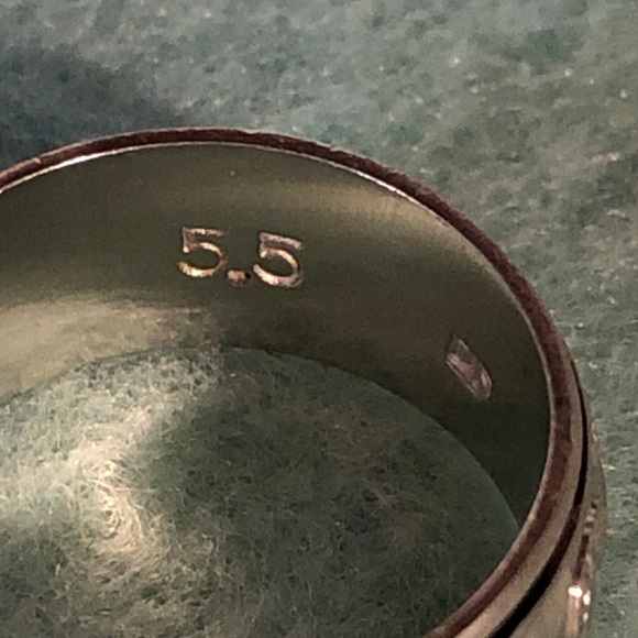 Hawaiian Heirloom Carved Black Enameled Band Ring - Picture 4 of 8